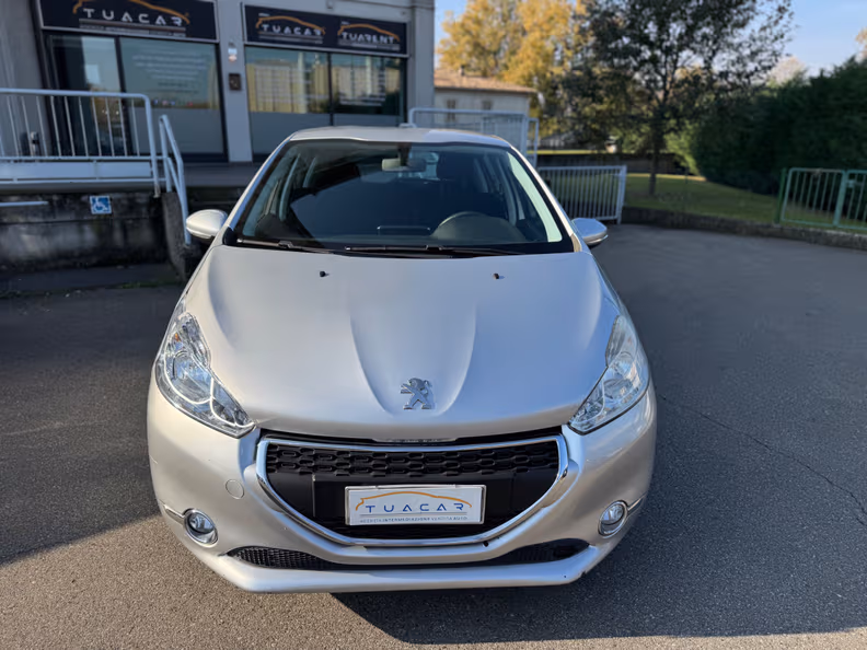 Peugeot 208 - 8