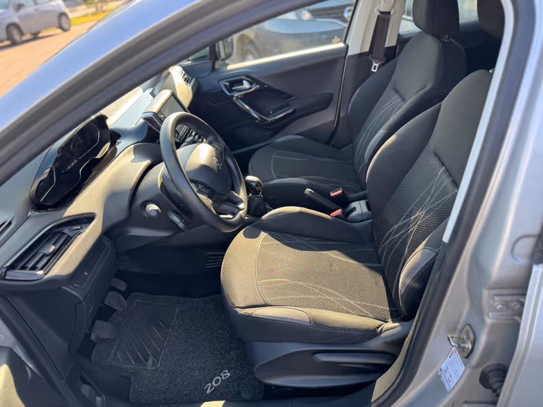 Peugeot 208 - 18