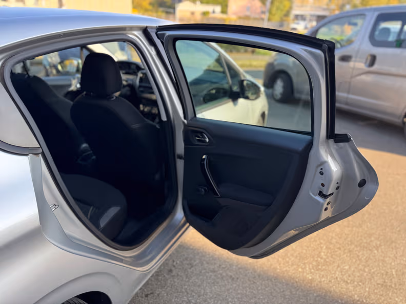 Peugeot 208 - 25
