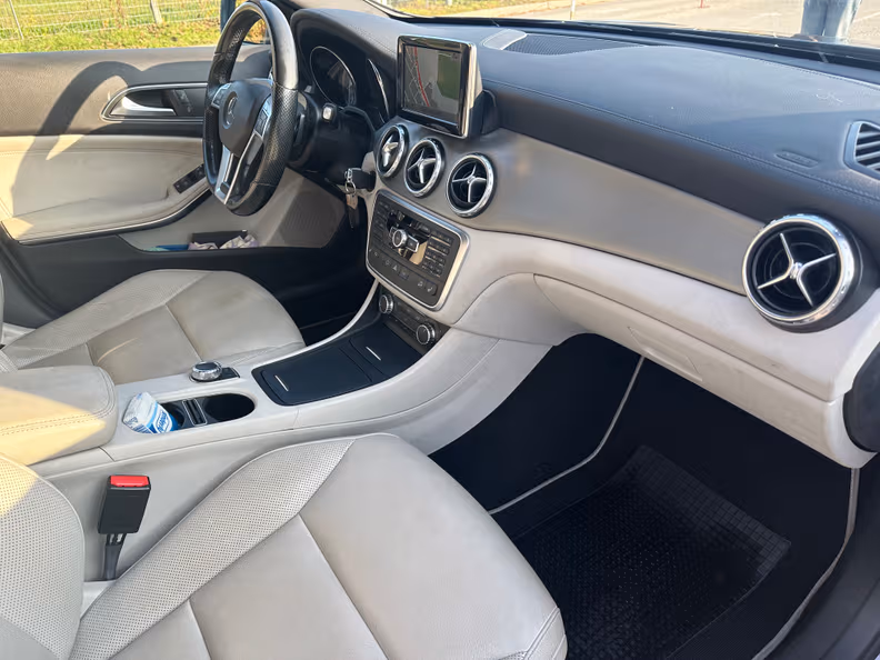 Mercedes-Benz GLA-Class - 42