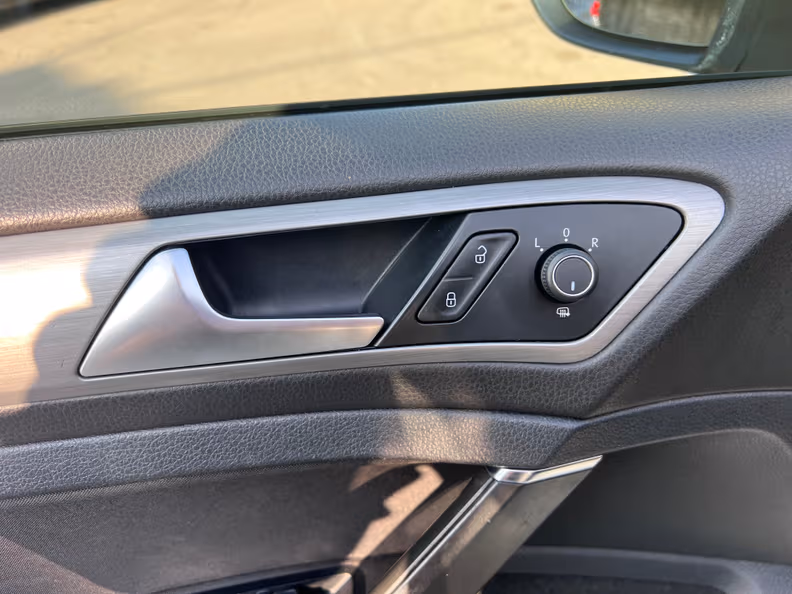 Volkswagen Golf - 34