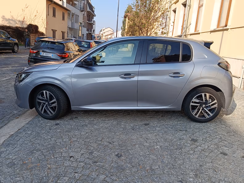 Peugeot 208 - 8