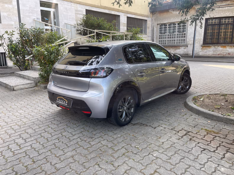 Peugeot 208 - 5