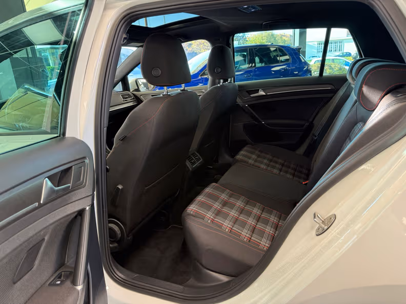 Volkswagen Golf - 11