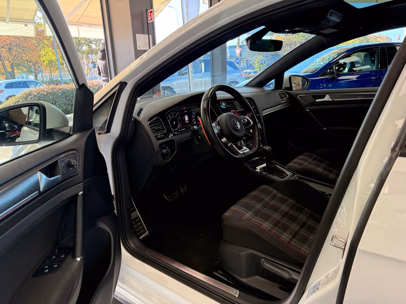 Volkswagen Golf - 13