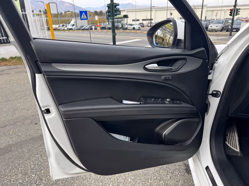 Alfa Romeo Stelvio - 13
