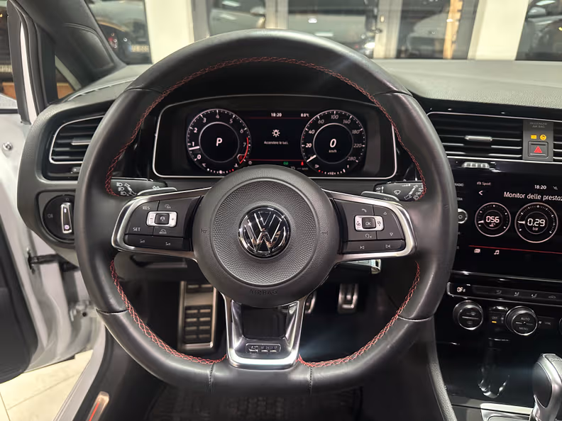 Volkswagen Golf - 10