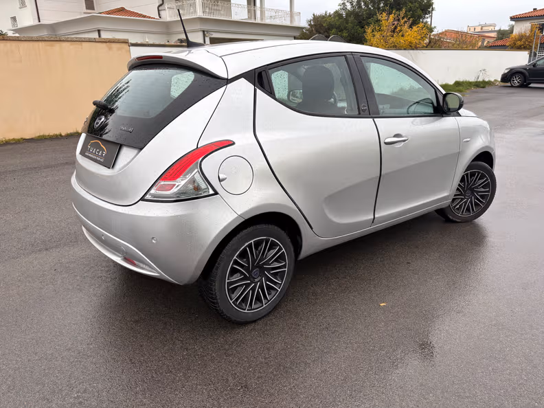 Lancia Ypsilon - 5