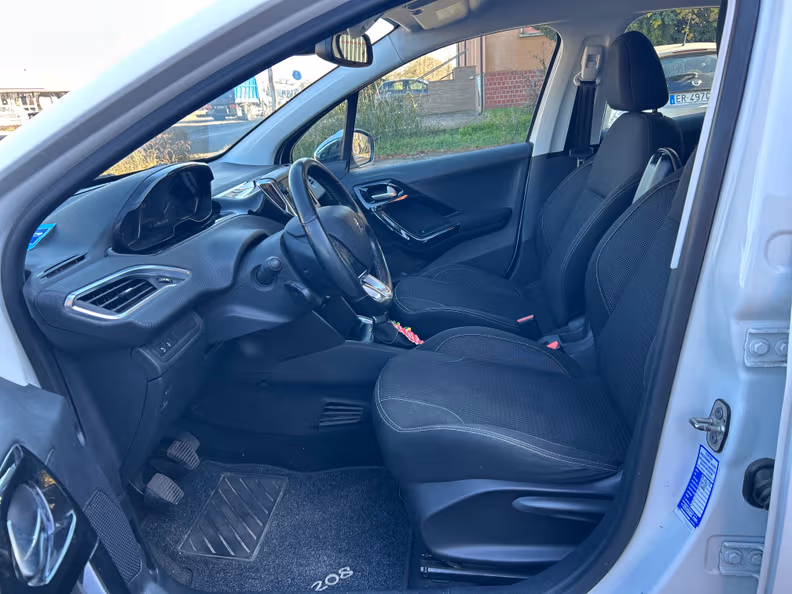 Peugeot 208 - 13