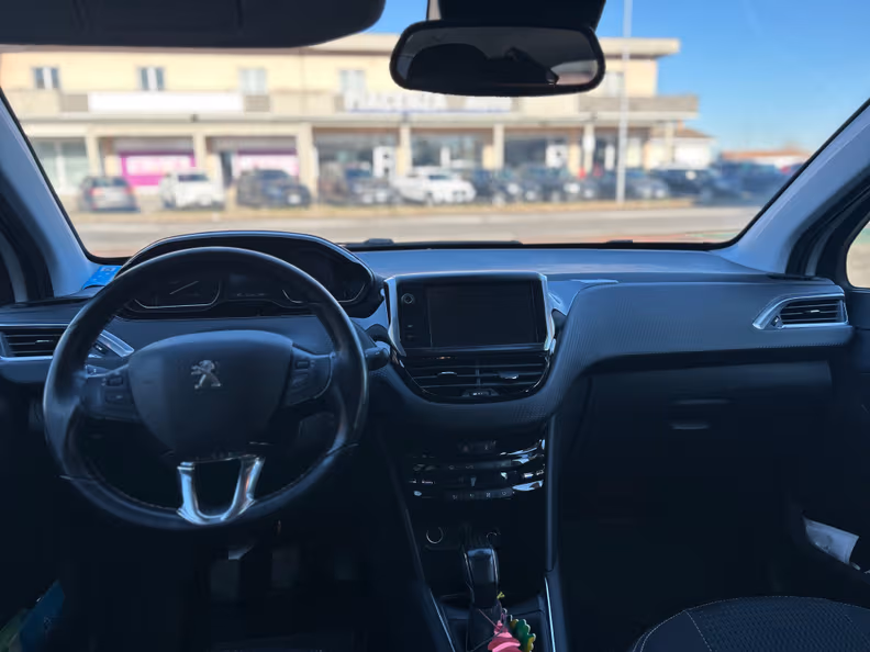 Peugeot 208 - 18
