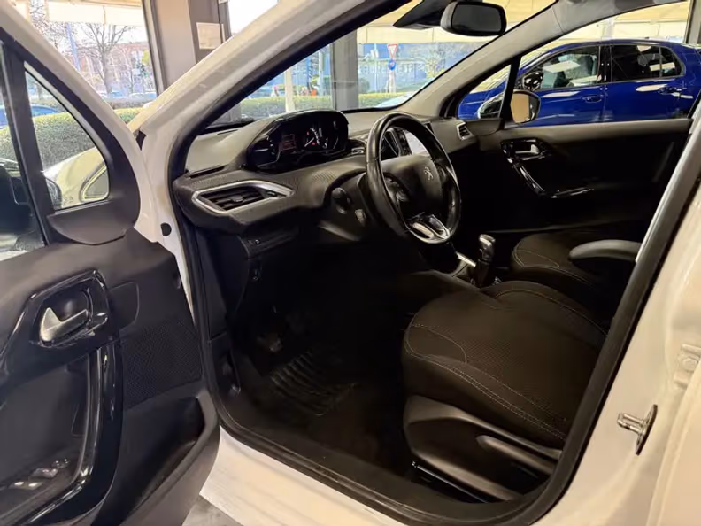 Peugeot 208 - 12