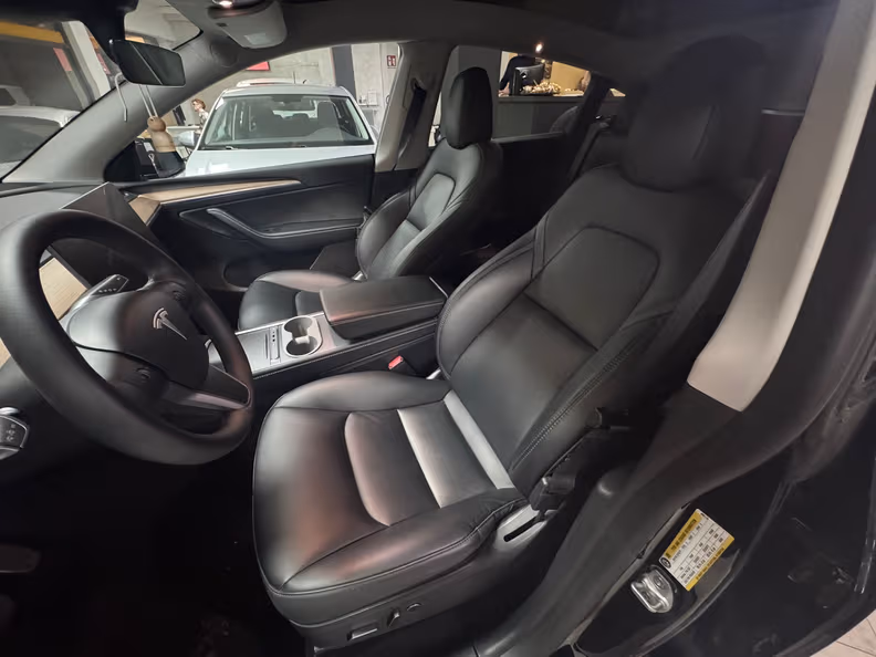 Tesla Model Y - 10
