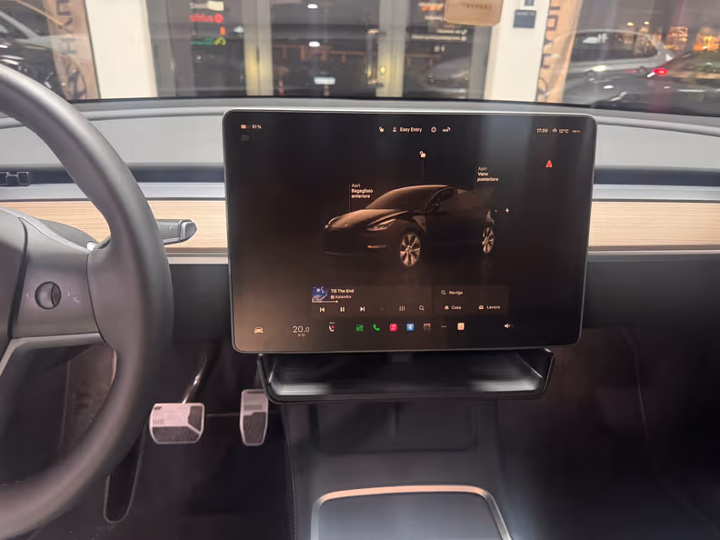 Tesla Model Y - 9